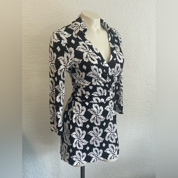 DVF Celeste black / white floral 100% silk belted Romper Sz 4 - Picture 2 of 11